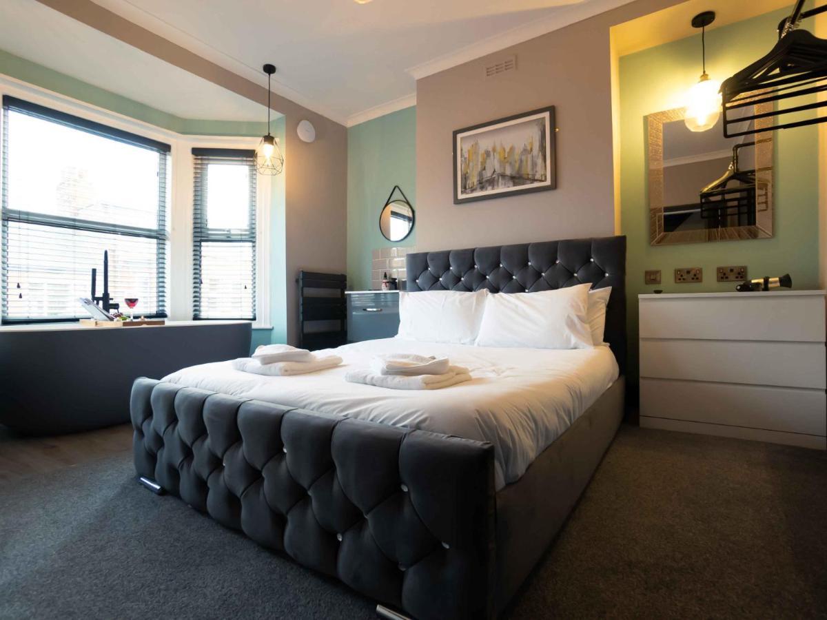 Pass The Keys Amazing, Newly Renovated 5Bedroom House Sleeps 10 Scarborough Esterno foto